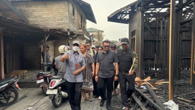 Bupati Kukar Aulia Rahman Basri meninjau lokasi kebakaran di Jalan Danau Aji, Gang Wakaf 2, Kelurahan Melayu, Kecamatan Tenggarong, Kamis (8/10/2026).