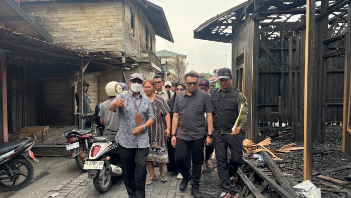 Bupati Kukar Aulia Rahman Basri meninjau lokasi kebakaran di Jalan Danau Aji, Gang Wakaf 2, Kelurahan Melayu, Kecamatan Tenggarong, Kamis (8/10/2026).