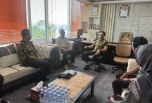 Kepala Diskominfo Kukar, Solihin sambut baik kunjungan Bawaslu Kukar di Kantor Diskominfo Kukar, Kamis (8/10/2026).