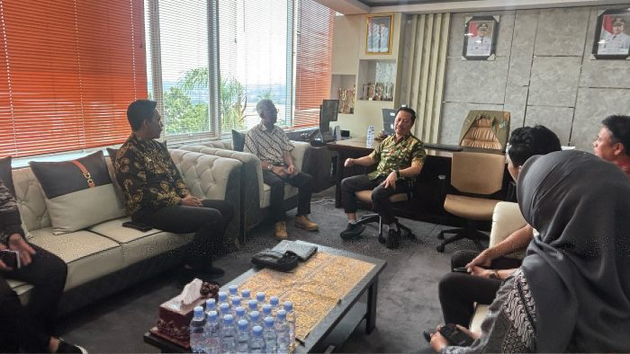Kepala Diskominfo Kukar, Solihin sambut baik kunjungan Bawaslu Kukar di Kantor Diskominfo Kukar, Kamis (8/10/2026).