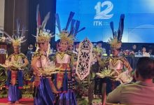 Penampilan tari khas Dayak memeriahkan Dies Natalis 12 Institut Teknologi Kalimantan (ITK).