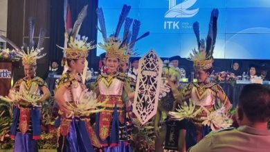 Penampilan tari khas Dayak memeriahkan Dies Natalis 12 Institut Teknologi Kalimantan (ITK).