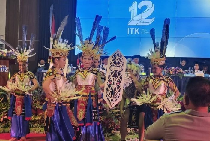 Penampilan tari khas Dayak memeriahkan Dies Natalis 12 Institut Teknologi Kalimantan (ITK).