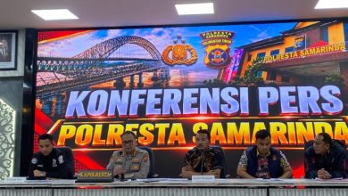 Kapolresta Samarinda Kombes Pol Hendri Umar menggelar konferensi pers penanganan laporan kasus kawat medis diduga tertinggal di jantung pasien, di Mako Mako Polresta Samarinda, Jumat (9/10/2026).