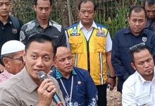 Menko Infrastrutktur dan Pembangunan Kewilayahan Agus Harimurti Yudhoyono (AHY) menjawab pertanyaan wartawan ketika meninjau lokasi Sumur Dalam Gunung Tembak, Kamis (8/10/2026).