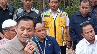 Menko Infrastrutktur dan Pembangunan Kewilayahan Agus Harimurti Yudhoyono (AHY) menjawab pertanyaan wartawan ketika meninjau lokasi Sumur Dalam Gunung Tembak, Kamis (8/10/2026).