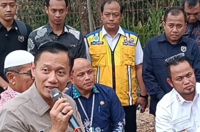 Menko Infrastrutktur dan Pembangunan Kewilayahan Agus Harimurti Yudhoyono (AHY) menjawab pertanyaan wartawan ketika meninjau lokasi Sumur Dalam Gunung Tembak, Kamis (8/10/2026).