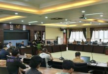 Rapat Dengar Pendapat (RDP) membahas aset bangunan Unikarta, Senin (12/10/2026) di Ruang Badan Musyawarah (Banmus) DPRD Kukar.