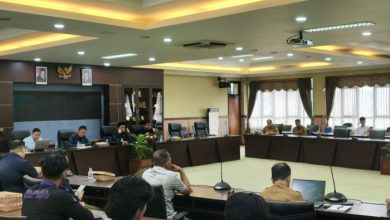 Rapat Dengar Pendapat (RDP) membahas aset bangunan Unikarta, Senin (12/10/2026) di Ruang Badan Musyawarah (Banmus) DPRD Kukar.
