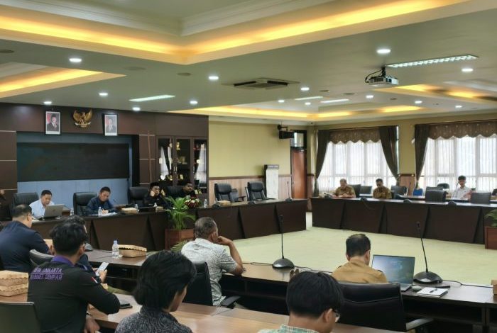 Rapat Dengar Pendapat (RDP) membahas aset bangunan Unikarta, Senin (12/10/2026) di Ruang Badan Musyawarah (Banmus) DPRD Kukar.