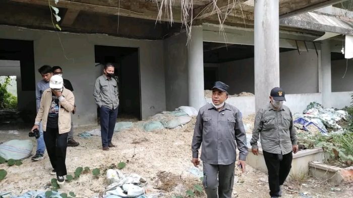 Ketua DPRD Kukar, Ahmad Yani melakukan sidak ke bangunan Unikarta di Tenggarong Seberang, Selasa (13/10/2026).