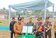 Bupati Kukar, Aulia Rahman Basri resmi membuka kegiatan TMMD ke-130 di Lapangan Lapangan Sepak Bola, Loa Kulu, Selasa (13/10/2026).