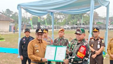 Bupati Kukar, Aulia Rahman Basri resmi membuka kegiatan TMMD ke-130 di Lapangan Lapangan Sepak Bola, Loa Kulu, Selasa (13/10/2026).