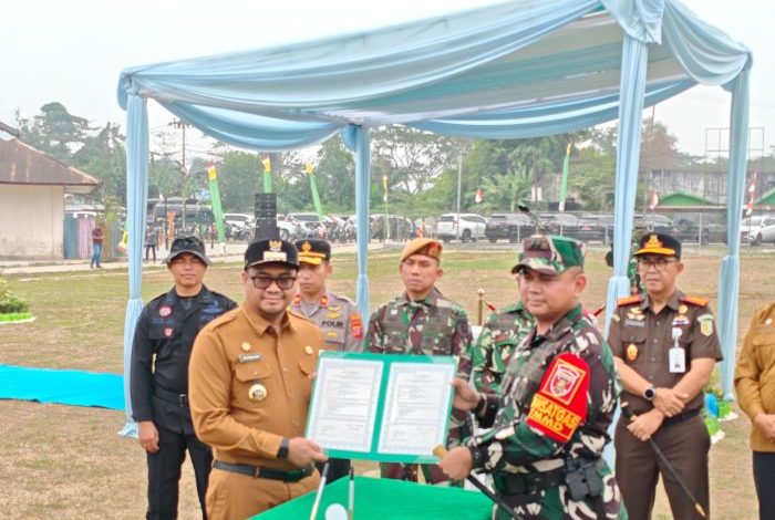 Bupati Kukar, Aulia Rahman Basri resmi membuka kegiatan TMMD ke-130 di Lapangan Lapangan Sepak Bola, Loa Kulu, Selasa (13/10/2026).
