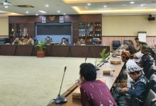 Rapat Dengar Pendepat (RDP) membahas masalah hutan adat dan sertifikat komunal di Ruang Banmus Gedung DPRD Kukar, Selasa (13/10/2026).