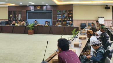 Rapat Dengar Pendepat (RDP) membahas masalah hutan adat dan sertifikat komunal di Ruang Banmus Gedung DPRD Kukar, Selasa (13/10/2026).