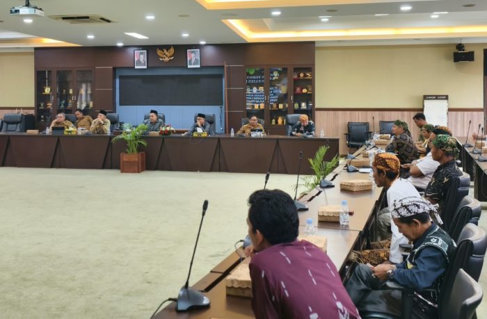 Rapat Dengar Pendepat (RDP) membahas masalah hutan adat dan sertifikat komunal di Ruang Banmus Gedung DPRD Kukar, Selasa (13/10/2026).