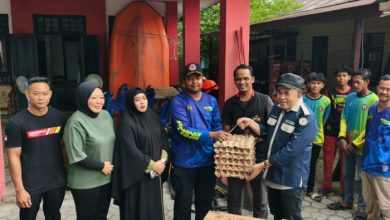 Ketua DPRD Kukar Ahmad Yani dan Wakil Ketua DPRD Kukar Aini Farida mengunjungi dan menyerahkan bantuan ke posko Balakarcanas Sangaji, Kelurahan Sukarame, Tenggarong, Jumat (16/10/2026).