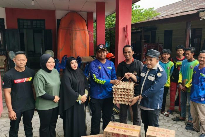 Ketua DPRD Kukar Ahmad Yani dan Wakil Ketua DPRD Kukar Aini Farida mengunjungi dan menyerahkan bantuan ke posko Balakarcanas Sangaji, Kelurahan Sukarame, Tenggarong, Jumat (16/10/2026).