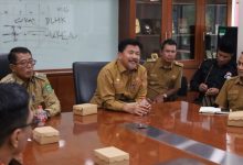 Sekkab Kutai Kartanegara, Sunggono saat memimpin Rapat Koordinasi (Rakor) persiapan peringatan Merah Putih Sangasanga di Ruang Rapat Sekkab Kukar, Senin (19/10/2026).