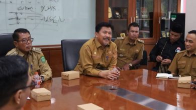 Sekkab Kutai Kartanegara, Sunggono saat memimpin Rapat Koordinasi (Rakor) persiapan peringatan Merah Putih Sangasanga di Ruang Rapat Sekkab Kukar, Senin (19/10/2026).