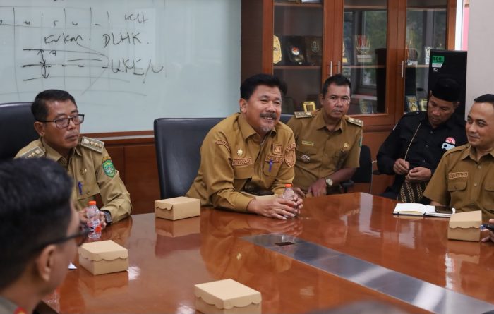 Sekkab Kutai Kartanegara, Sunggono saat memimpin Rapat Koordinasi (Rakor) persiapan peringatan Merah Putih Sangasanga di Ruang Rapat Sekkab Kukar, Senin (19/10/2026).