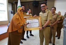 Bupati Kutai Kartanegara, Aulia Rahman Basri menyerahkan penghargaan kepada pemenang Pekan Inovasi Daerah 2025 di Ruang Rapat Badan Perencanaan Pembangunan Daerah (Bappeda) Kukar, Selasa (27/10/2026).