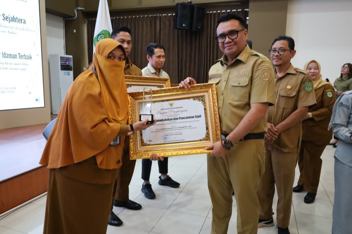 Bupati Kutai Kartanegara, Aulia Rahman Basri menyerahkan penghargaan kepada pemenang Pekan Inovasi Daerah 2025 di Ruang Rapat Badan Perencanaan Pembangunan Daerah (Bappeda) Kukar, Selasa (27/10/2026).