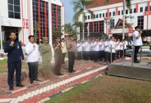 Bupati Kutai Kartanegara, Aulia Rahman Basri memimpin upacara peringatan Hari Sumpah Pemuda ke-98 di Lapangan Kantor Bupati Kukar, Rabu (28/10/2026).