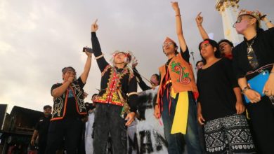 Aliansi Mahasiswa Kalimantan Membara menggelar aksi di Tugu Titik Nol Yogyakarta pada 24 Oktober 2026.