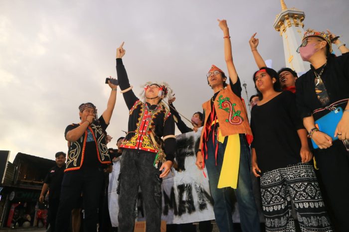 Aliansi Mahasiswa Kalimantan Membara menggelar aksi di Tugu Titik Nol Yogyakarta pada 24 Oktober 2026.