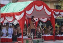 Bupati Berau, Sri Junarsih Mas menjadi Pembina Upacara Apel Besar Hari Pramuka ke-65 Kwartir Cabang (Kwarcab) Gerakan Pramuka Berau, di halaman Kantor Bupati Berau, Senin (26/10/2026).