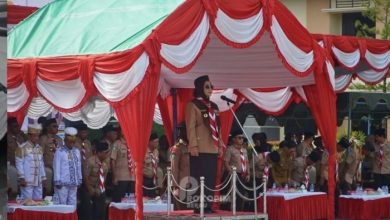 Bupati Berau, Sri Junarsih Mas menjadi Pembina Upacara Apel Besar Hari Pramuka ke-65 Kwartir Cabang (Kwarcab) Gerakan Pramuka Berau, di halaman Kantor Bupati Berau, Senin (26/10/2026).