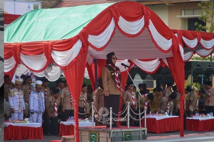 Bupati Berau, Sri Junarsih Mas menjadi Pembina Upacara Apel Besar Hari Pramuka ke-65 Kwartir Cabang (Kwarcab) Gerakan Pramuka Berau, di halaman Kantor Bupati Berau, Senin (26/10/2026).