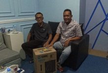 Anggota DPRD Samarinda dari Fraksi PAN, Suparno menyerahkan bantuan speaker ke warga RT 11, Kelurahan Selili di Kantor DPRD Samarinda, Jalan Basuki Rahmat, Senin (12/10/2026).