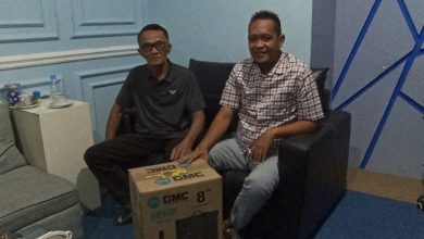 Anggota DPRD Samarinda dari Fraksi PAN, Suparno menyerahkan bantuan speaker ke warga RT 11, Kelurahan Selili di Kantor DPRD Samarinda, Jalan Basuki Rahmat, Senin (12/10/2026).