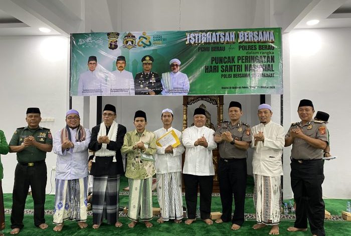 Wakil Bupati Berau, Gamalis menghadiri Istighatsah Malam Puncak Hari Santri Nasional 2026 di Masjid Al Qudwah Polres Berau, Rabu (21/10/2026).