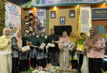 Wakil Bupati Berau, Gamalis mengnjungi salah satu stand Berau Expo 2026 di GOR Pemuda, Kamis (22/10/2026).