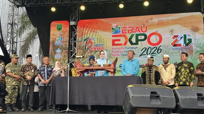 Bupati Berau, Sri Junarsih membuka secara resmi Berau Expo 2026 di Halaman GOR Pemuda, Tanjung Redeb, Jumat (16/10/2026).