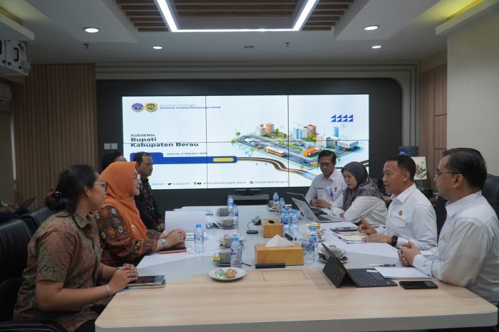 Bupati Berau, Sri Junarsih Mas melakukan audensi dengan Direktur Jenderal (Dirjen) Perhubungan Darat Kemenhub RI, Aan Suhanan di Jakarta, Kamis (8/10/2026).
